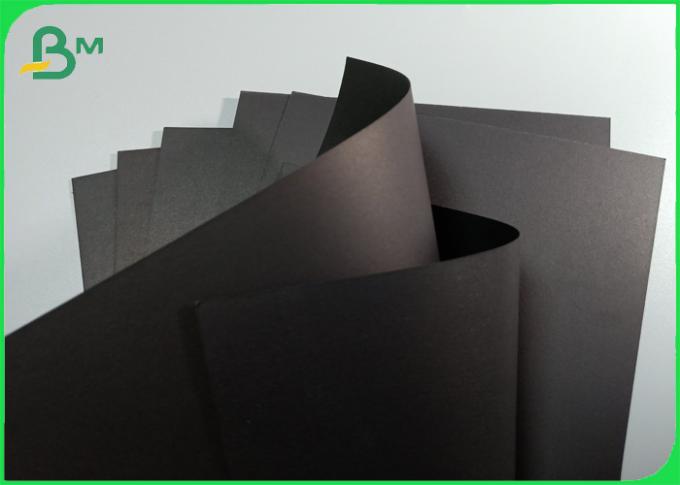 Doppelte Seiten-glattes schwarzes Papppapier in den Blättern 300gsm 450gsm