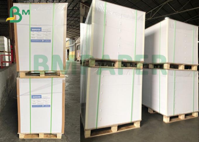 Weißes peack Kraftpapier zurück