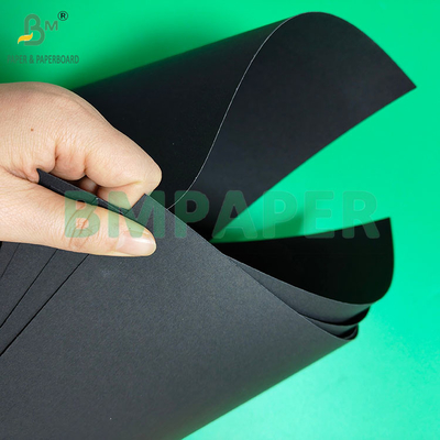 300 gm 350 gm Hohe Steifigkeit und Faltebeständigkeit Einseitig beschichtete schwarze Karte