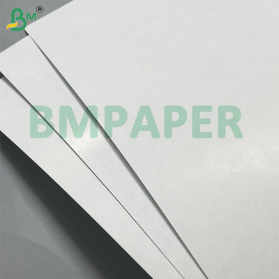 310gm 330gm Schwarzer Kern beschichtet Pokerpapier hohe Opacität Anti-Cheating Cardstock für professionelle Spielkarten