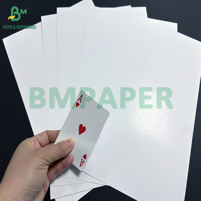300 Gramm glänzend beschichtetes 2-seitiges Pokerpapier mit blauem Kern 71 x 65 cm