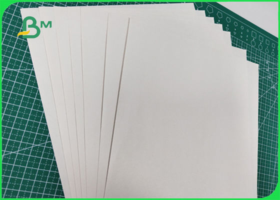 Unbeschichtetes Nachrichten-Druckpapier hellgraues 48gsm 60gsm machen Oberfläche 60 * 70 Zoll glatt